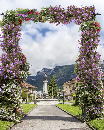 Giantex Metal Garden Arch, Wedding Arbor for Ceremony, Pergola Arbor Garden Trellis for Various Climbing Plant