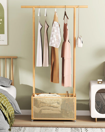 Portant à vêtements roulant en bambou Giantex avec panier de rangement en rotin pour couloir, salon, chambre à coucher